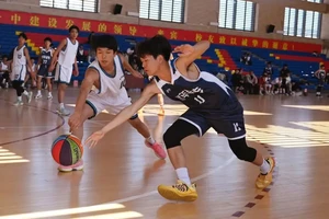 如何提高高中生篮球选手的身体灵活性?——两种高效训练策略的对比与推荐